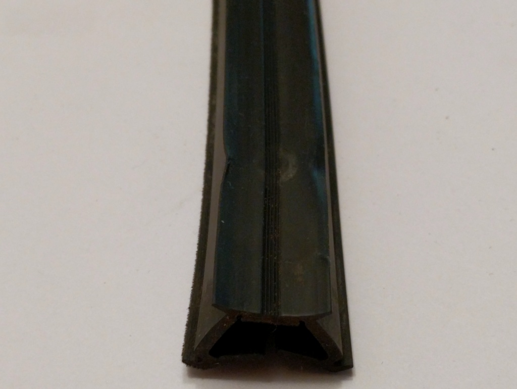 5134 1938062. Used Window channel guide rubber (Straight. 438mm) for BMW 7 Series E32 (1988,1989,1990,1991,1992,1993,1994 735i,735iL,740i,740iL,750iL).